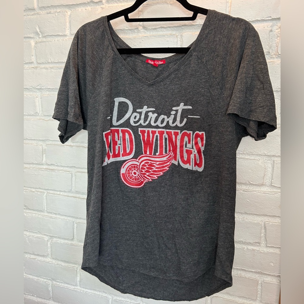 Women’s L Mitchell & Ness V-neck Detroit Red Wings tee